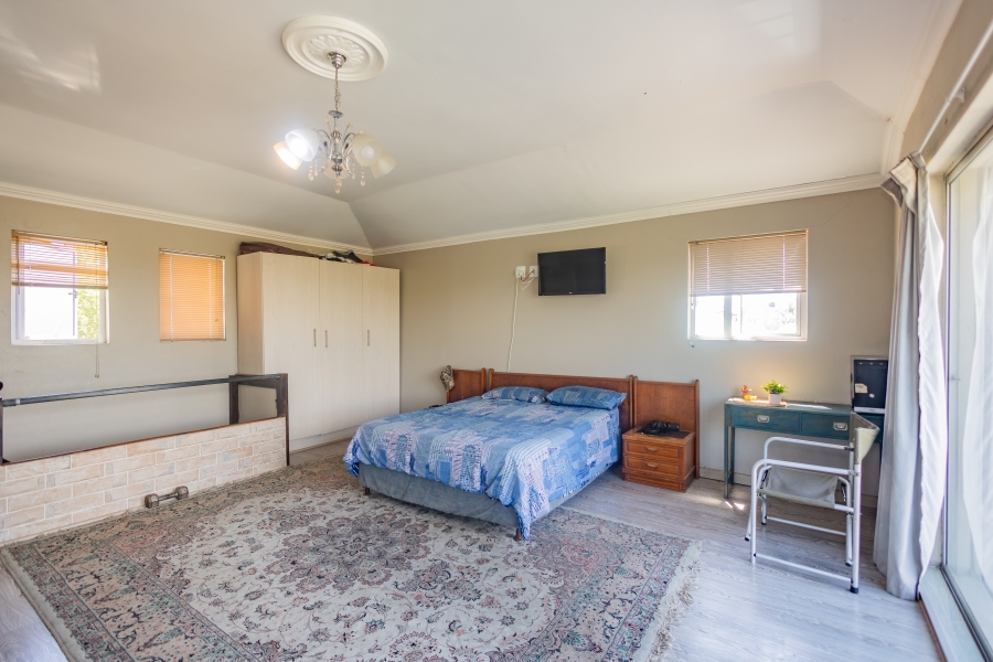 6 Bedroom Property for Sale in Uitzicht Western Cape